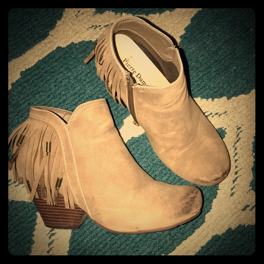 SOLD Women’s taupe booties